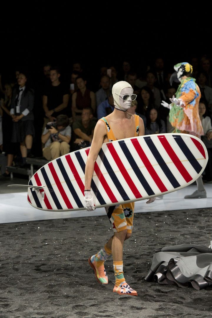 トム ブラウン 2017年春夏メンズコレクションより。