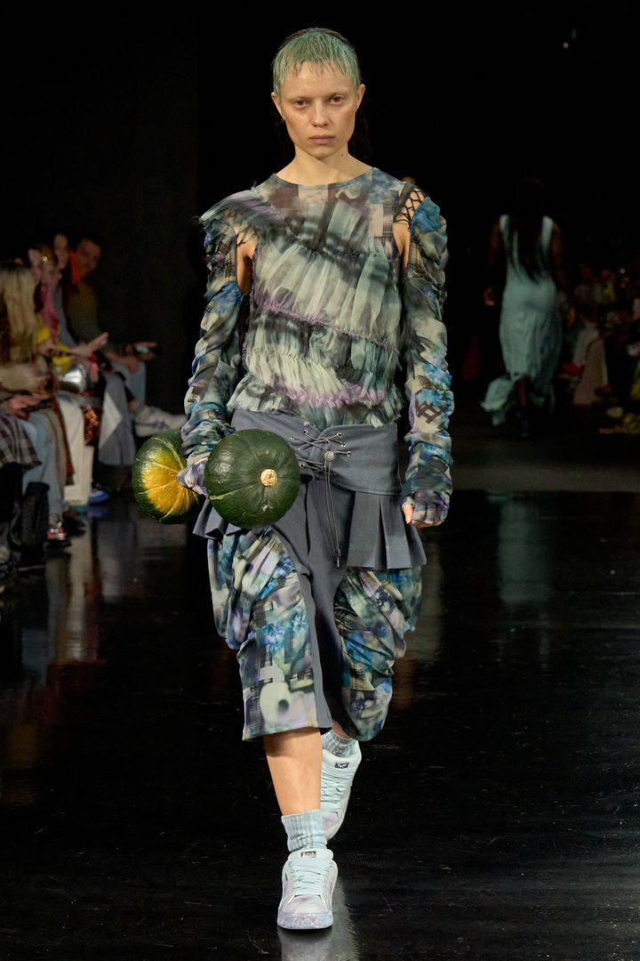 コリーナ ストラーダ 2024-25年秋冬コレクションより。