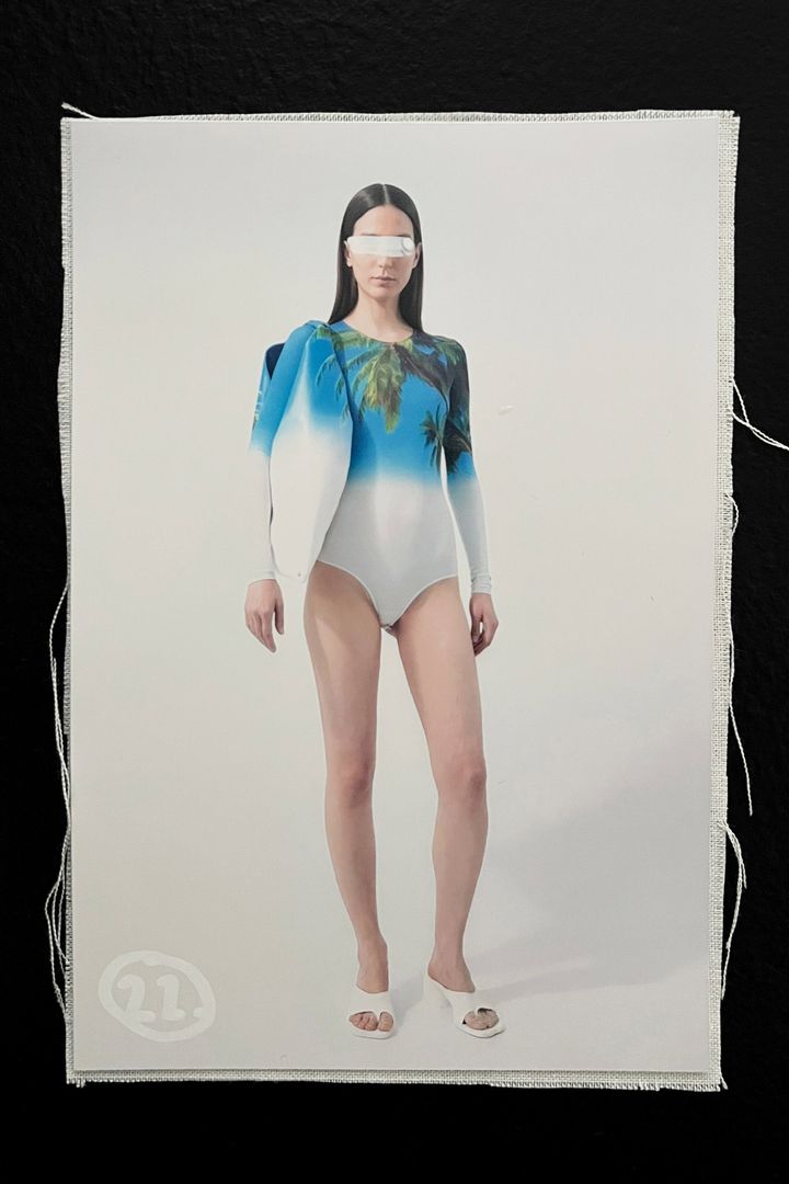 エムエム6 メゾン マルジェラ 2025年リゾートコレクションより。