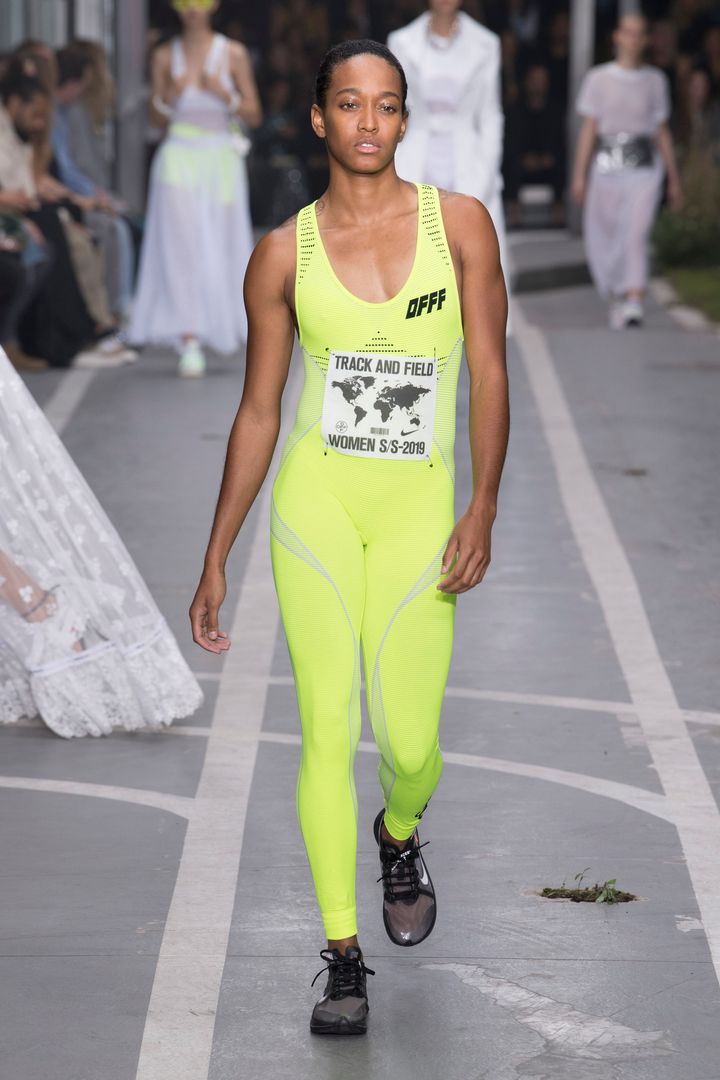 オフホワイト 2019年春夏コレクションより。