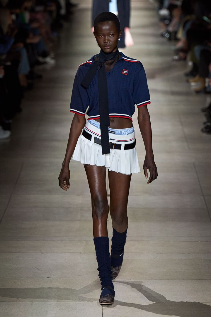 ミュウミュウ 2022-23年秋冬コレクションより。