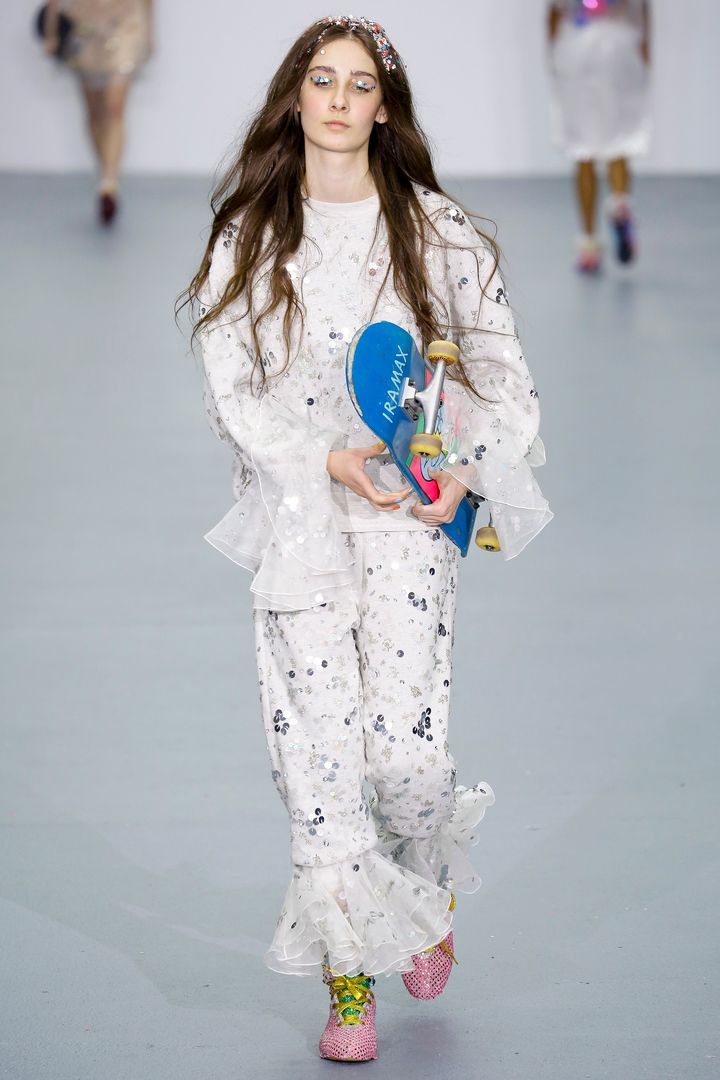 アシッシュ 2016年春夏コレクションより。