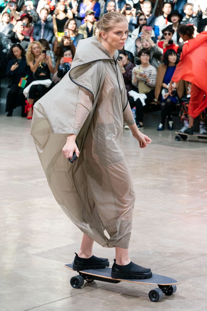 イッセイ ミヤケ 2020年春夏コレクションより。