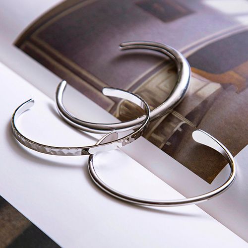 ペアブレスレット・ペアバングルを選ぶならコレ！センスが光るアイテム例をFUDGEが解説