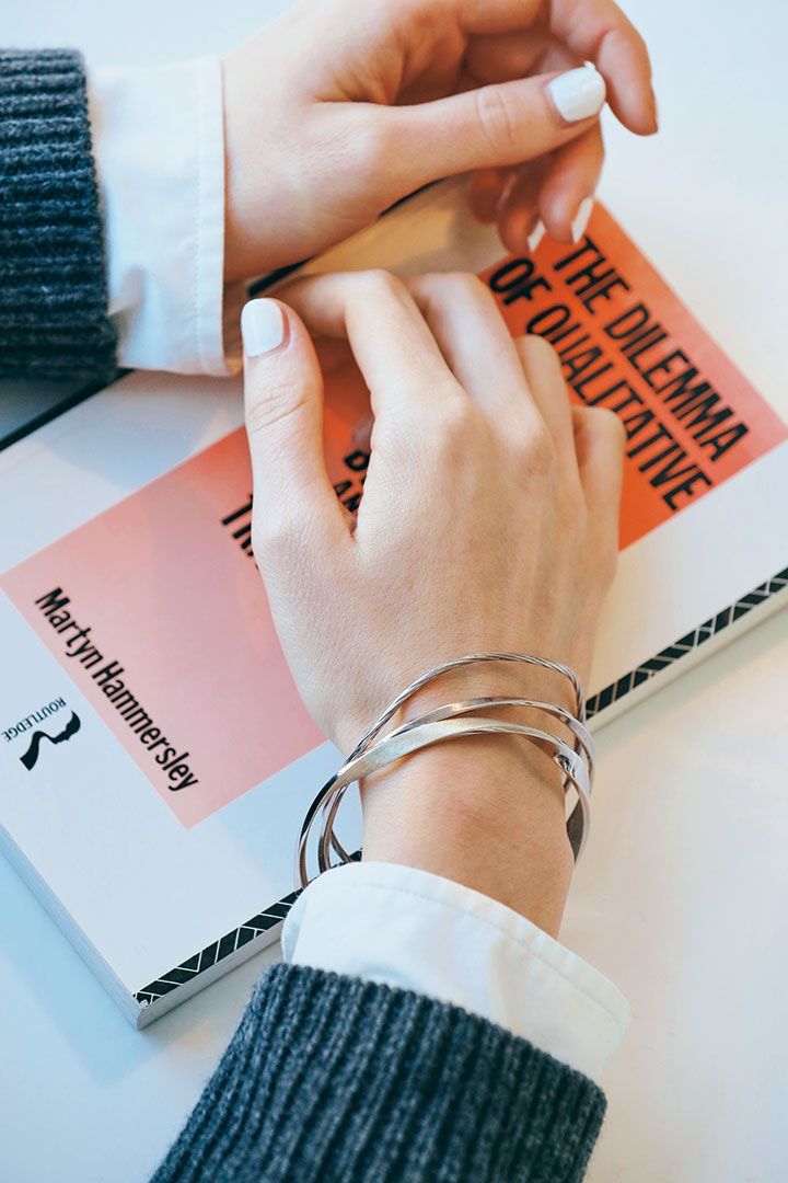 ペアブレスレット・ペアバングルを選ぶならコレ！センスが光るアイテム例をFUDGEが解説