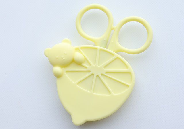 ダイソーのマグネット付ミニハサミ レモン