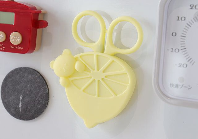 ダイソーのマグネット付ミニハサミ レモンをマグネットで貼り付けた様子