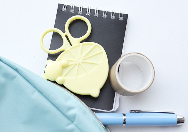 ダイソーのマグネット付ミニハサミ レモンは持ち運びに便利なサイズ