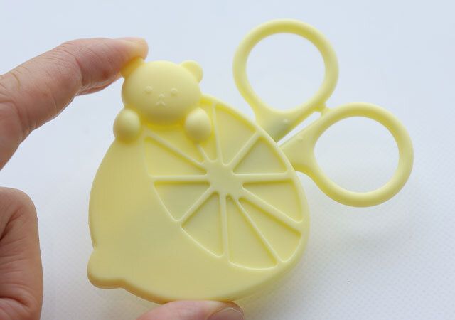 ダイソーのマグネット付ミニハサミ レモン3