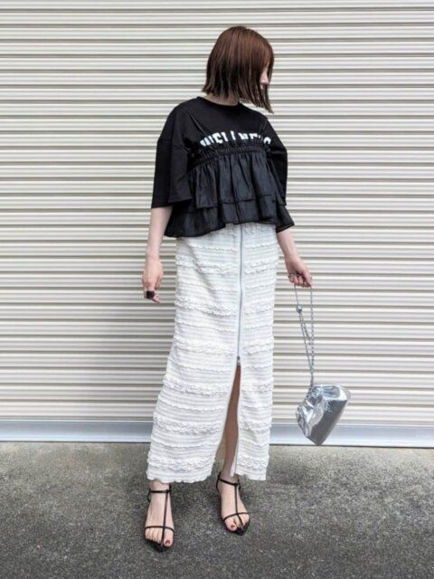 黒トップスのコーデ3