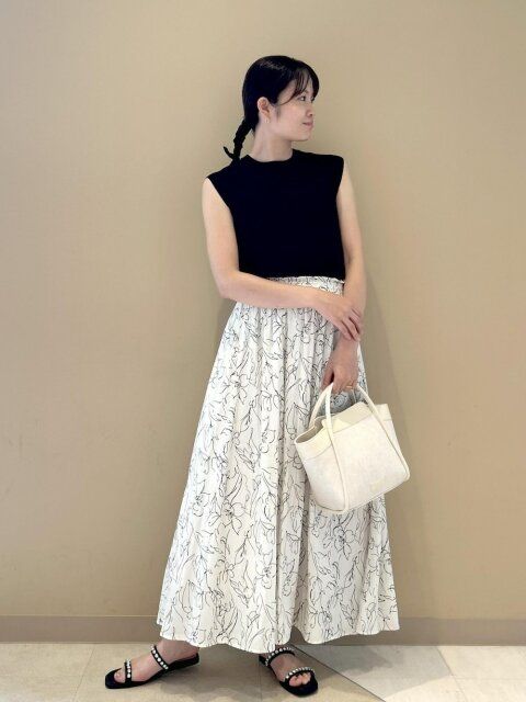 黒トップスのコーデ4