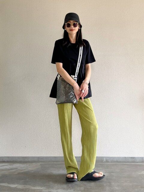 黒トップスのコーデ5