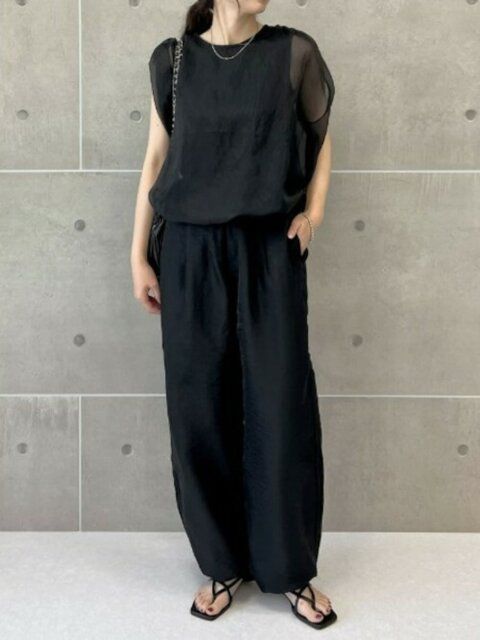 黒トップスのコーデ2