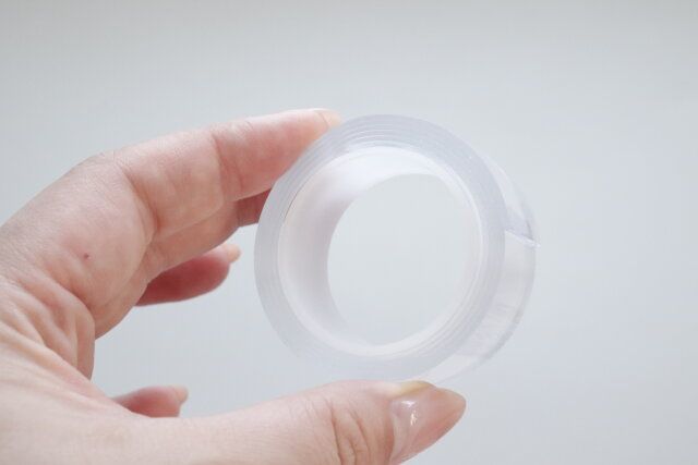 ダイソーの何度も使える仮どめ両面粘着ゲルテープ