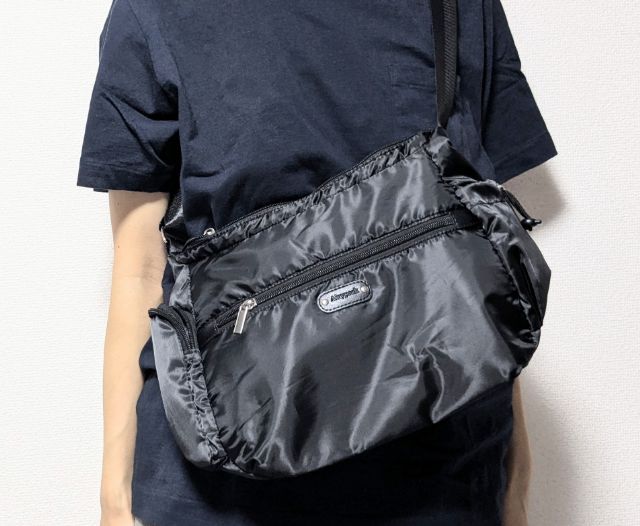 ショルダーバッグ前に持ったところ