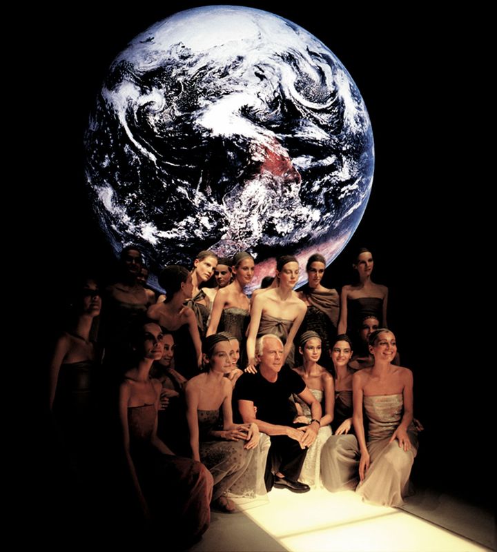 1990年、ショーの出演モデルたちと。