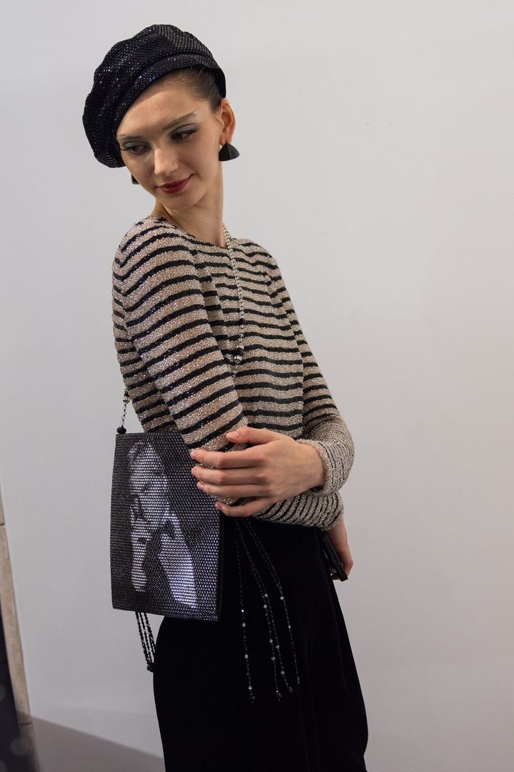 アルマーニ プリヴェ 2025-26年秋冬オートクチュールコレクションのバックステージにて。