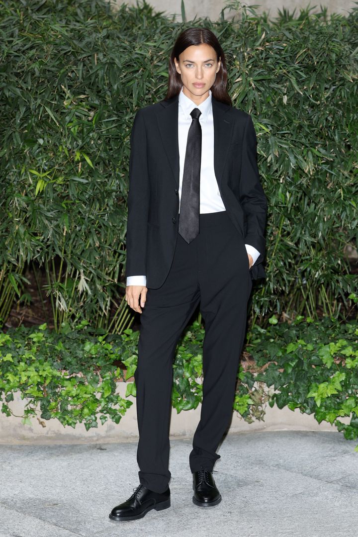 ジョルジオ アルマーニの2023年春夏コレクションに出席したイリーナ・シェイク。