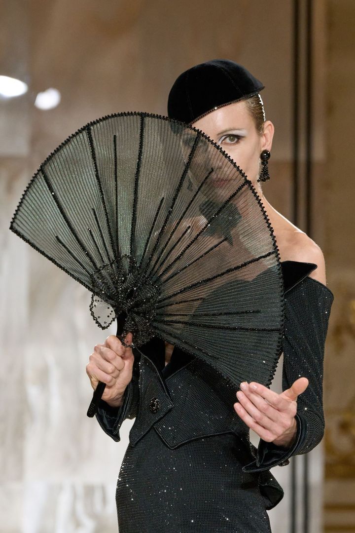 アルマーニ プリヴェ 2025-26年秋冬オートクチュールコレクションより。