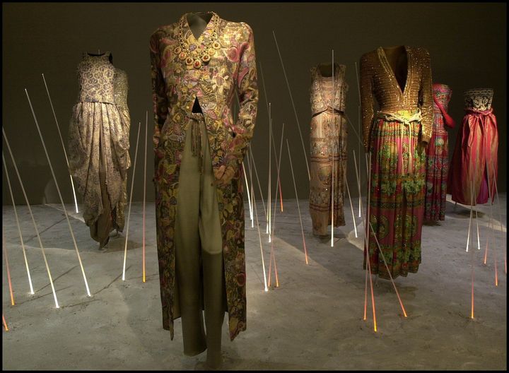 2000年にグッゲンハイム美術館で開催されたアルマーニ展の会場風景。