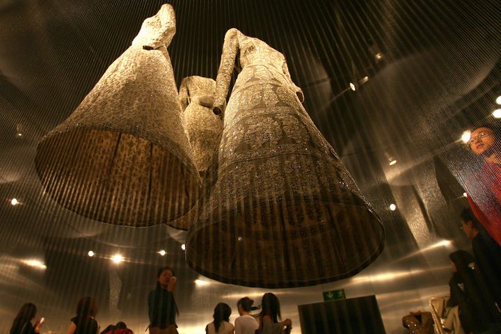 2006年、上海美術館で開催されたアルマーニ回顧展の会場風景。