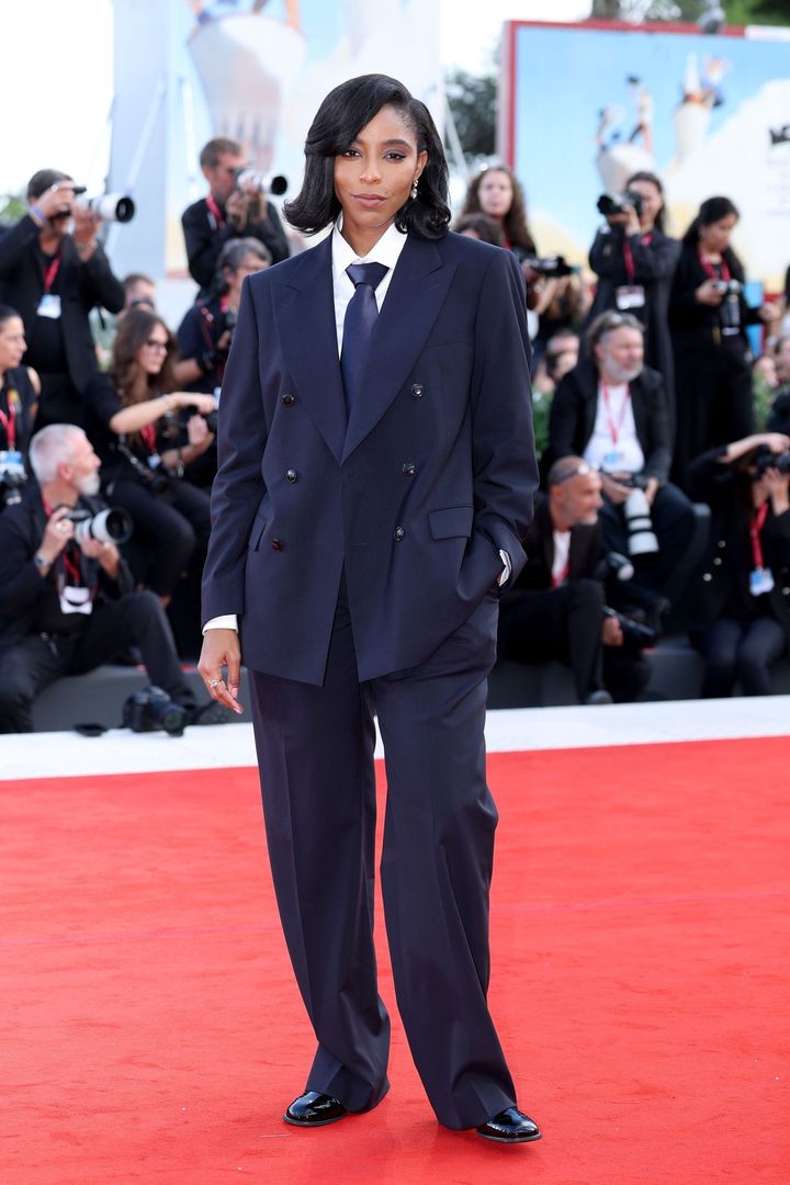 第82回ヴェネチア国際映画祭のレッドカーペットに、アルマーニによるスーツで登場したジェシカ・ウィリアムズ。