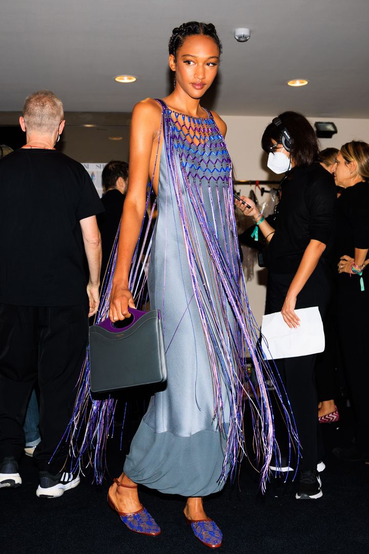 ジョルジオ アルマーニ 2023年春夏コレクションのバックステージにて。