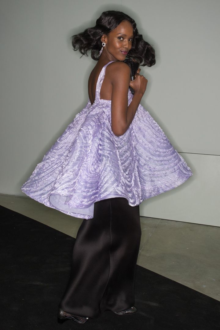 アルマーニ プリヴェ 2017年春夏オートクチュールコレクションのバックステージにて。