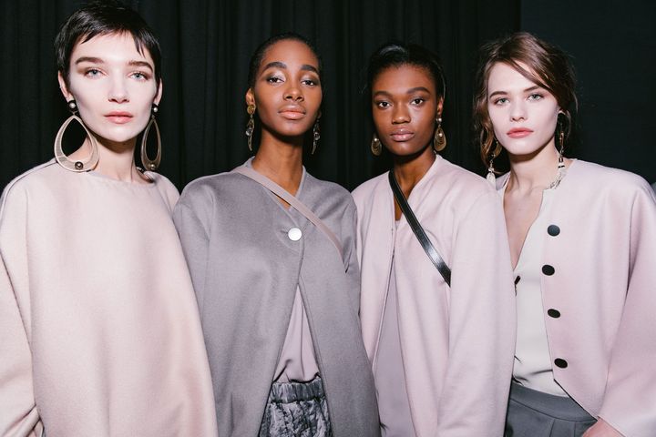 ジョルジオ アルマーニ 2018-19年秋冬コレクションのバックステージにて。