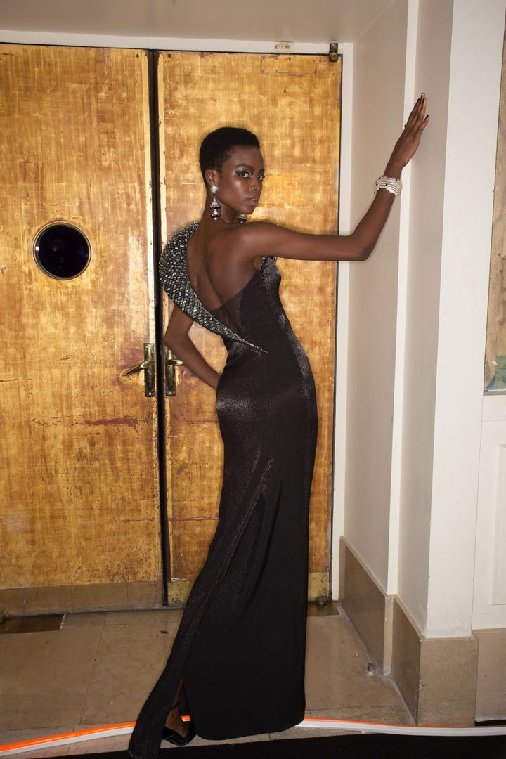 アルマーニ プリヴェ 2016-17年秋冬オートクチュールコレクションのバックステージより。