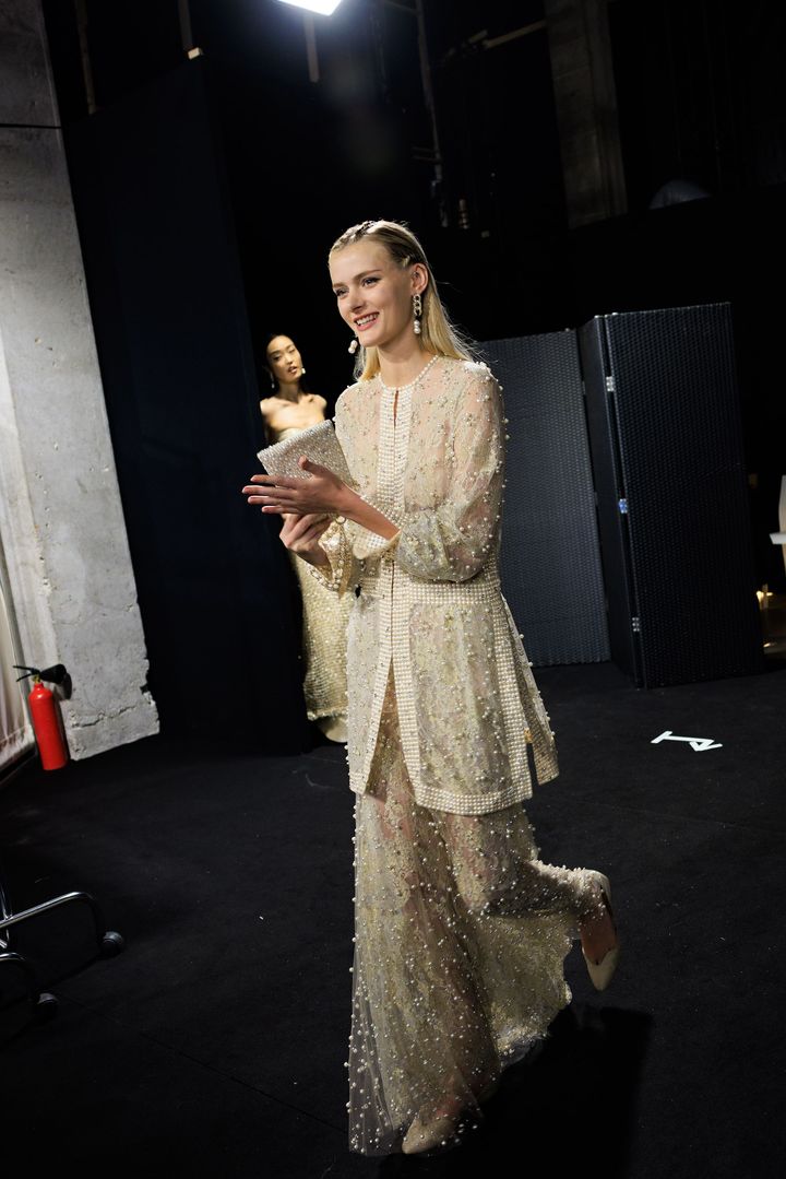 アルマーニ プリヴェ 2024-25年秋冬オートクチュールコレクションより。