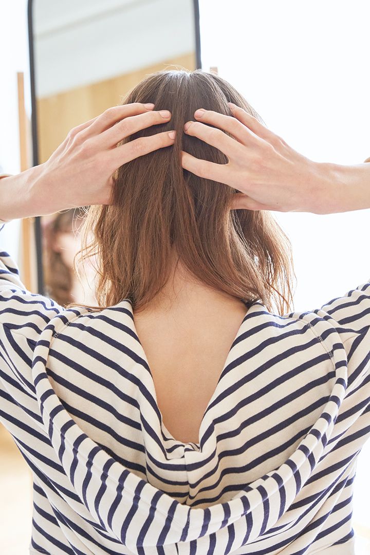 髪の広がりをどうにかしたい…プロのヘアメイク直伝の頭皮ケア
