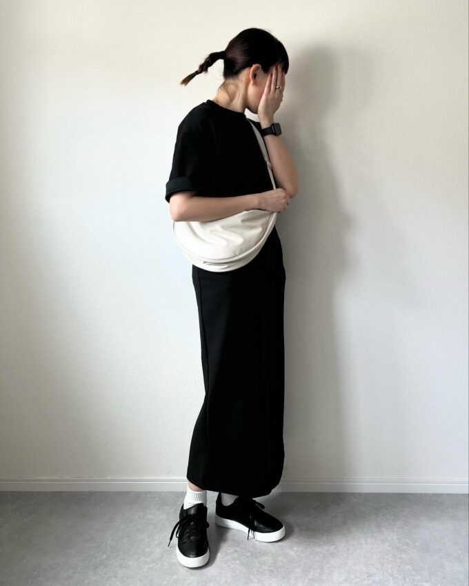 Uniqlo Uのブラックの「エアリズムコットンオーバーサイズTシャツ/5分袖」×クレープジャージーナロースカート