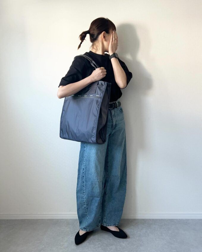 Uniqlo Uのブラックの「エアリズムコットンオーバーサイズTシャツ/5分袖」×バレルレッグジーンズ