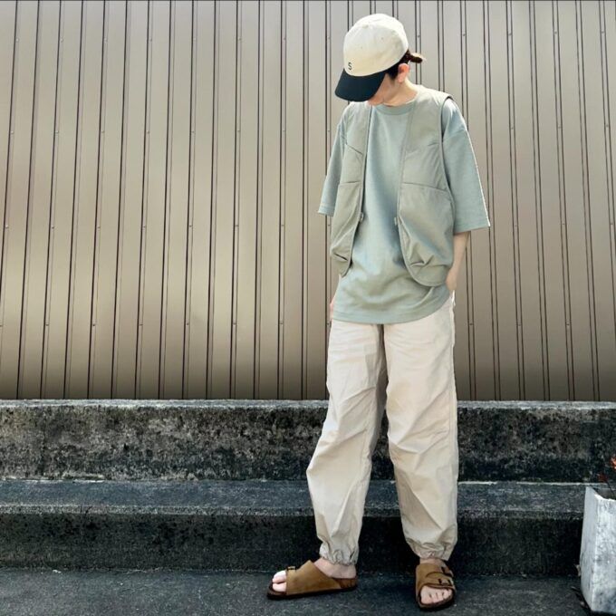 Uniqlo Uのグリーンの「エアリズムコットンオーバーサイズTシャツ/5分袖」×パラシュートパンツ