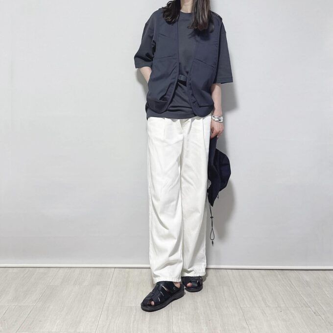 Uniqlo Uのグレーの「エアリズムコットンオーバーサイズTシャツ/5分袖」×タックパンツ