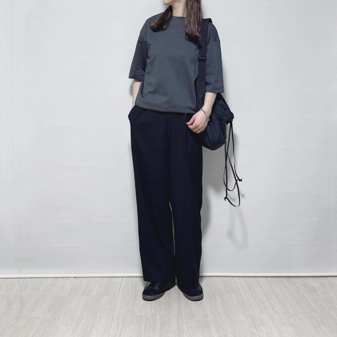 Uniqlo Uのグレーの「エアリズムコットンオーバーサイズTシャツ/5分袖」×タックパンツ