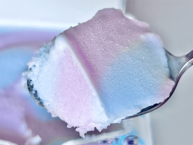 爽 Wラムネ スプーンですくう様子