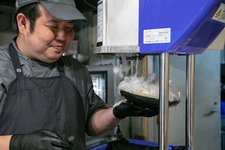 カウンターの奥では竹中さん自らが氷を削る
