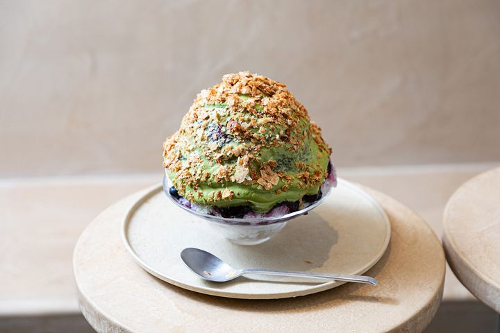 「ブルーベリー、宇治抹茶、熟成黒みりん、蕨餅のかき氷」2500円