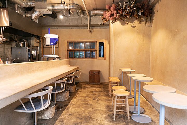 かき氷の写真をきれいに撮れるように角に丸みをつけたカウンター席