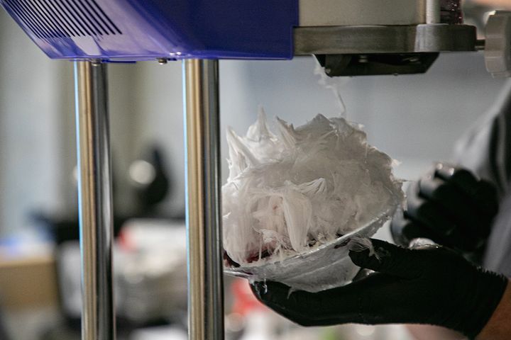 食材と氷のボリュームのバランスも計算しながら惜しみなく氷を削る