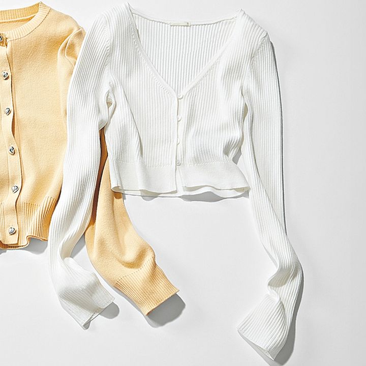 GUのショート丈の白カーディガン