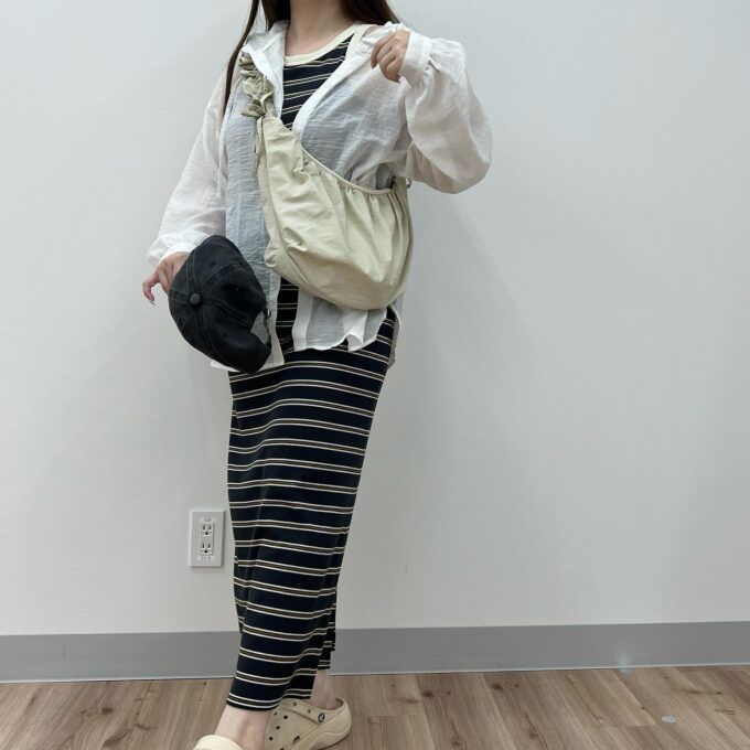 しまむらのブラックの「マルチボーダーカップ付きワンピース」