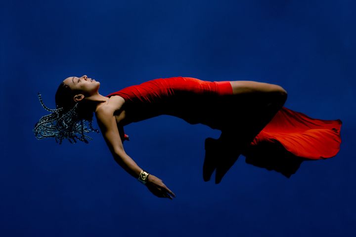 ドレス ¥564,300／BALENCIAGA（バレンシアガ クライアントサービス） カフ ¥3,685,000／TIFFANY & CO.（ティファニー・アンド・カンパニー・ジャパン・インク）