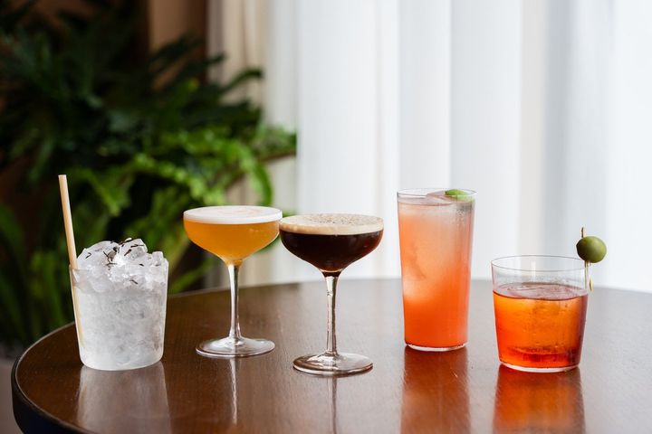 左から「杏子と生姜のペニシリン」「香気なピスコサワー」「黒木さんのエスプレッソマティーニ」「宮崎ロゼパロマ」「焦がしネグローニ」。「黒木さんのエスプレッソマティーニ」（￥2,500）以外は￥2,400（いずれも税・サービス料込）
