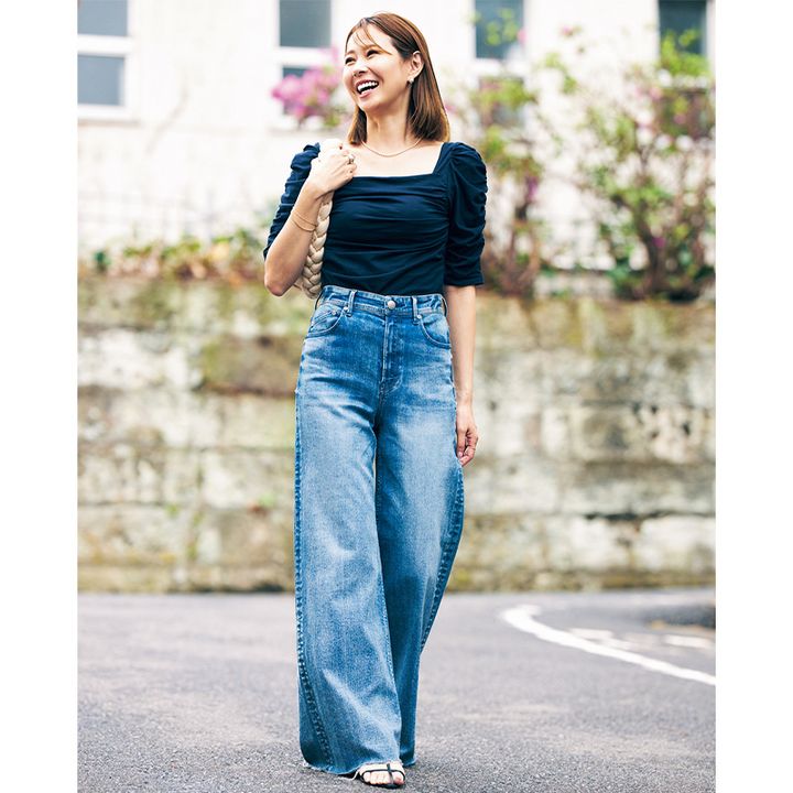 一枚で映えるワイドシルエットのやヌークデニムを着こなすママ