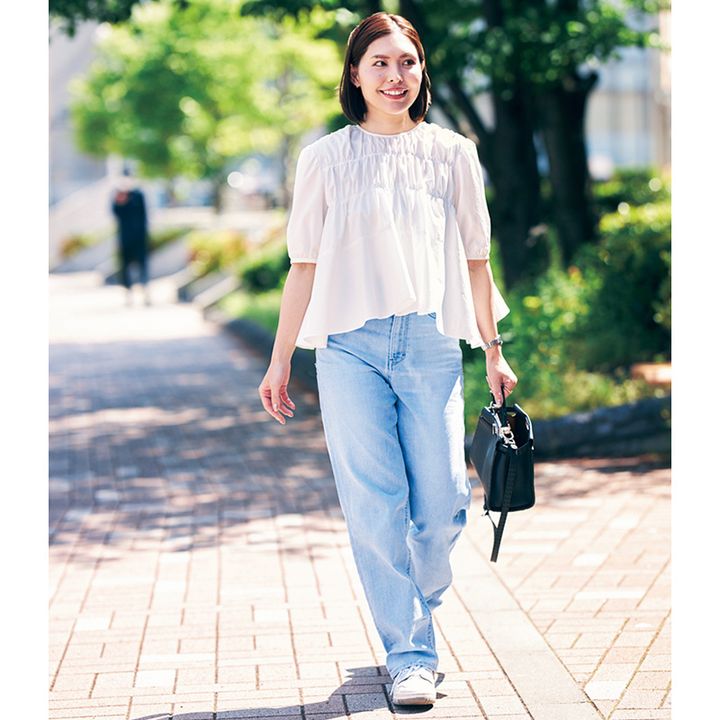 生地が柔らかく薄いから夏でも快適に穿けるヤヌークのリーのデニムを着るおしゃれなママ