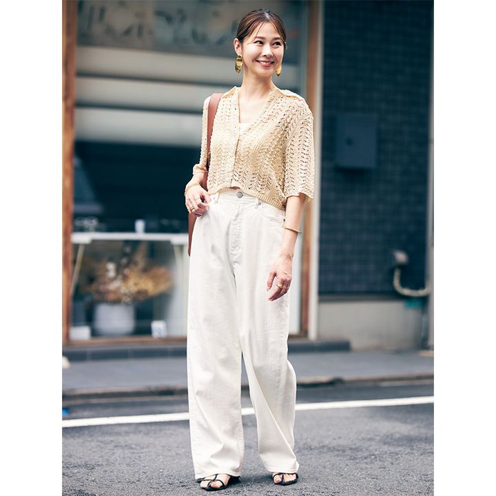 ゆるっとルーズなシルエットでカジュアルにも決まる白のヤヌークデニムコーデ