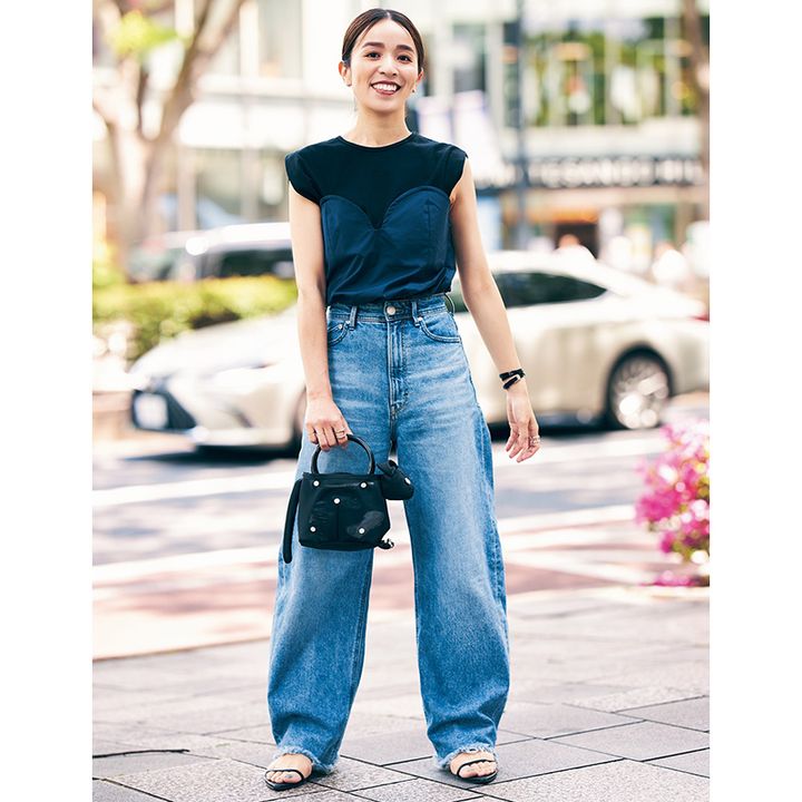 カーヴィなシルエットが特徴のヤヌークのローラを着こなすママ